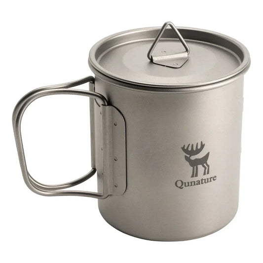 Stainless steel mug with lid and Qunature logo on a white background